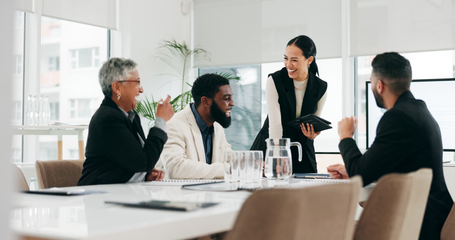 Présentation, rire et rencontre avec une femme d’affaires et une tablette pour la recherche, la formation et la gestion de projet. Analyse d’idées, de stratégie et de données avec les personnes au bureau pour le brainstorming et le graphique