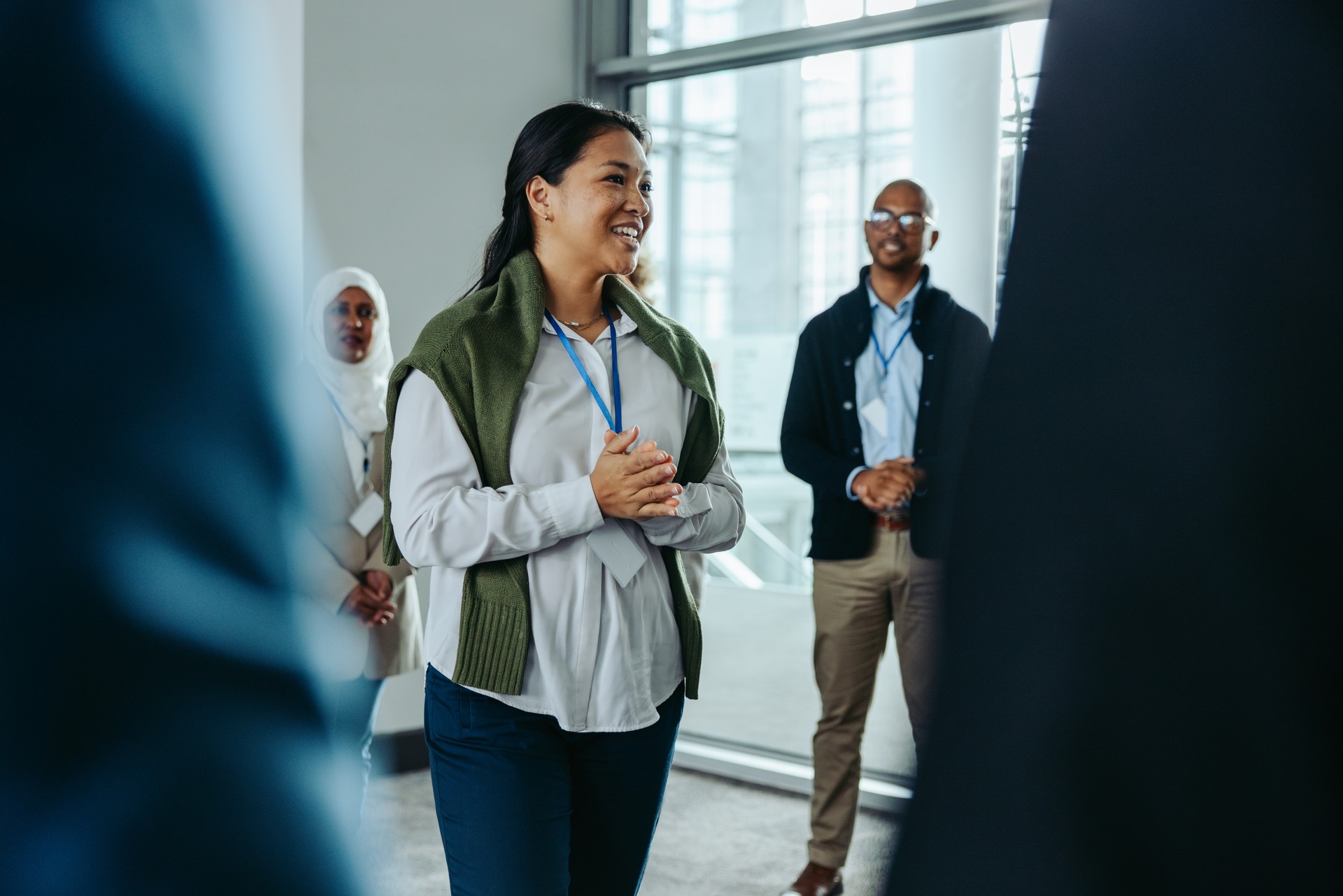 Atelier d’affaires avec une intervenante animant une présentation, axée sur le leadership et le travail d’équipe