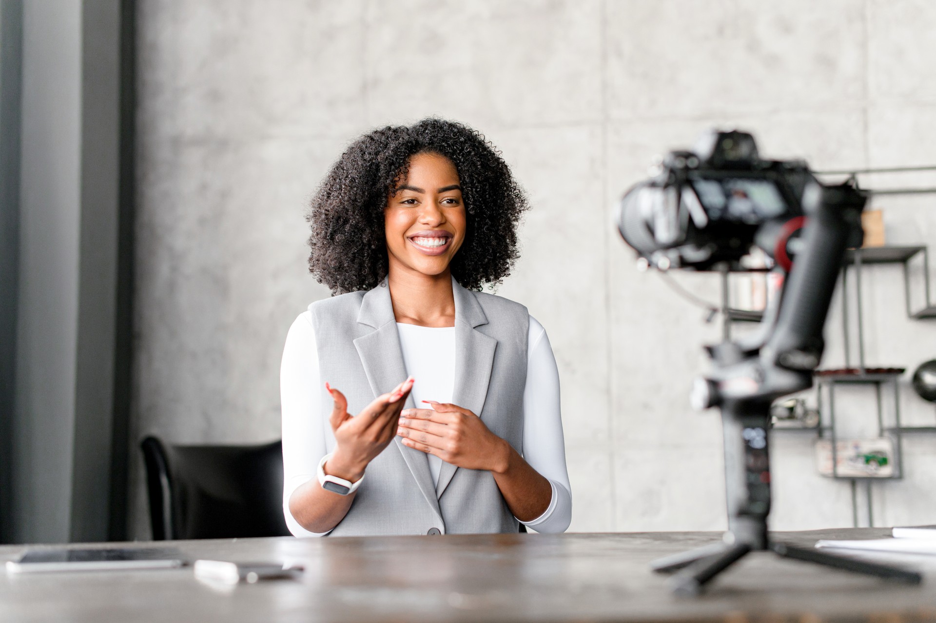 Femme d’affaires, enseignante, mentor assise devant la caméra, se filmant elle-même